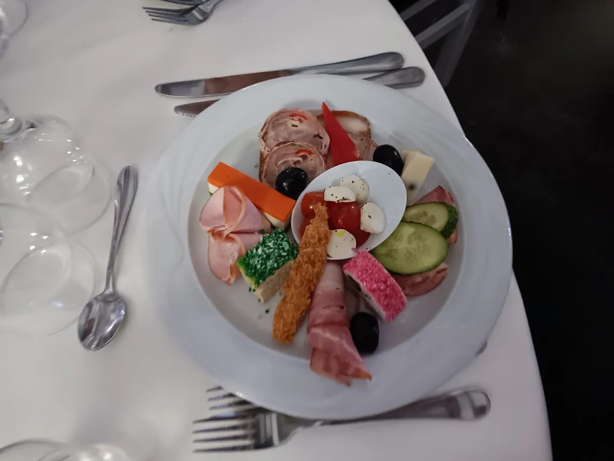 HANUL MARIOAREI - Restaurant Nunti, Botez, Evenimente Roman. Salon Evenimente, Meniu Nunta, Botez Roman judetul Neamt - 2 HANUL MARIOAREI - Restaurant Nunti, Botez, Evenimente Roman. Salon Evenimente, Meniu Nunta, Botez Roman judetul Neamt - 2