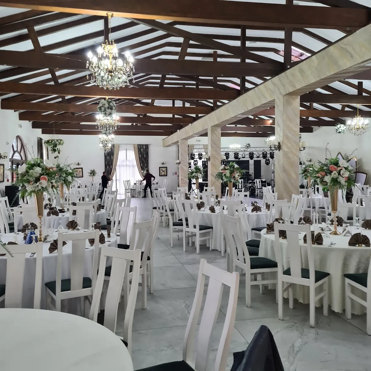 HANUL MARIOAREI - Restaurant Nunti, Botez, Evenimente Roman. Salon Evenimente, Meniu Nunta, Botez Roman judetul Neamt - 3 HANUL MARIOAREI - Restaurant Nunti, Botez, Evenimente Roman. Salon Evenimente, Meniu Nunta, Botez Roman judetul Neamt - 3