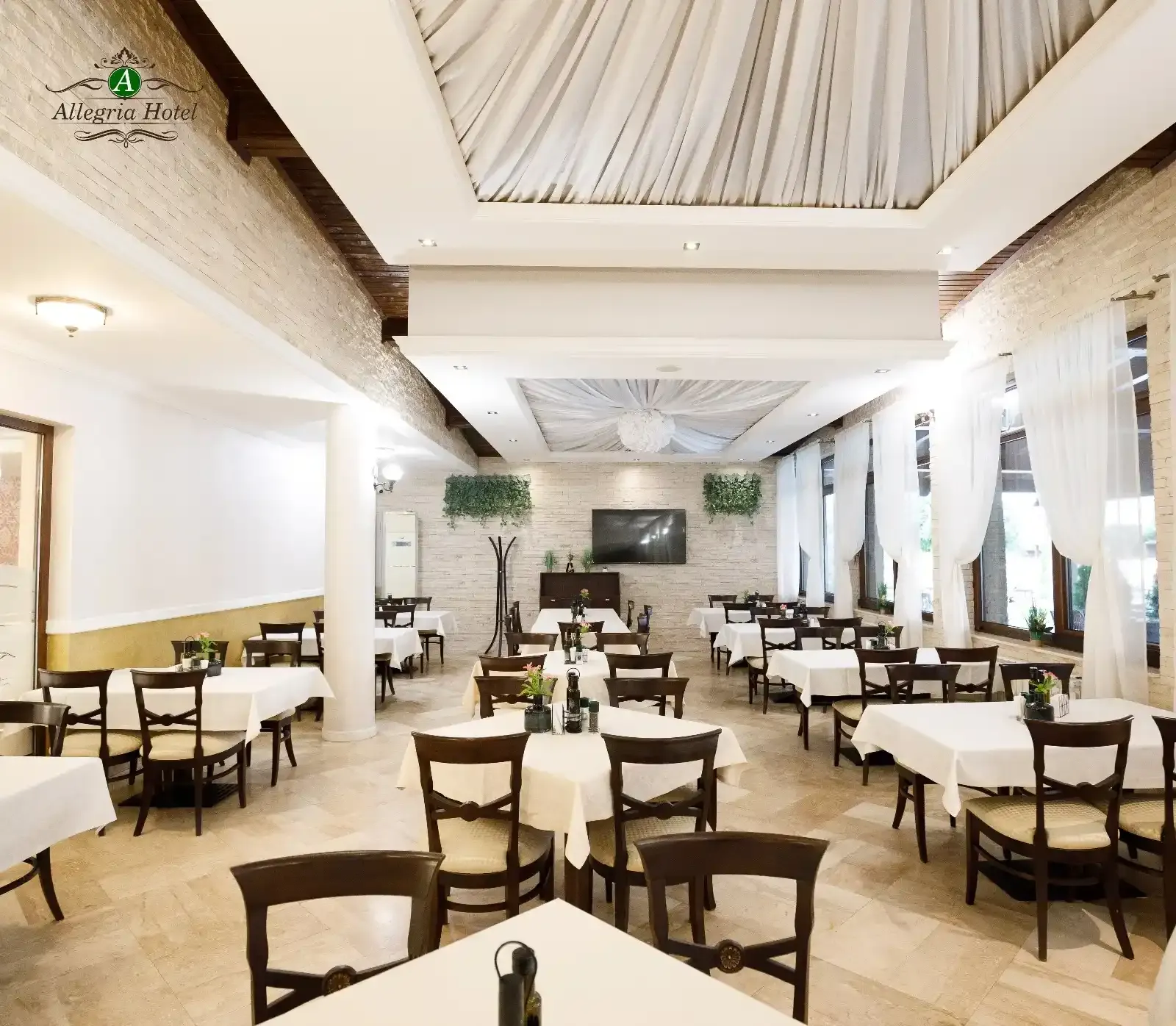 Hotel Allegria — intrarea principală, Alba (foto 6)