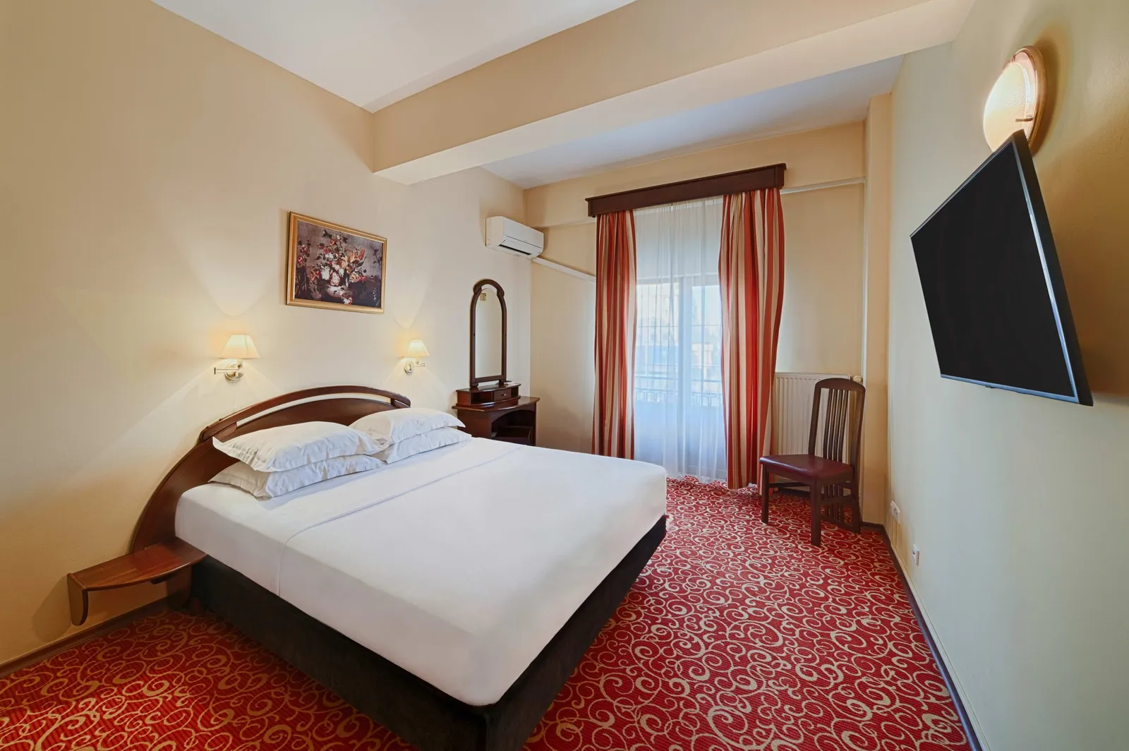 Hotel Central — intrarea principală, Prahova (foto 6)