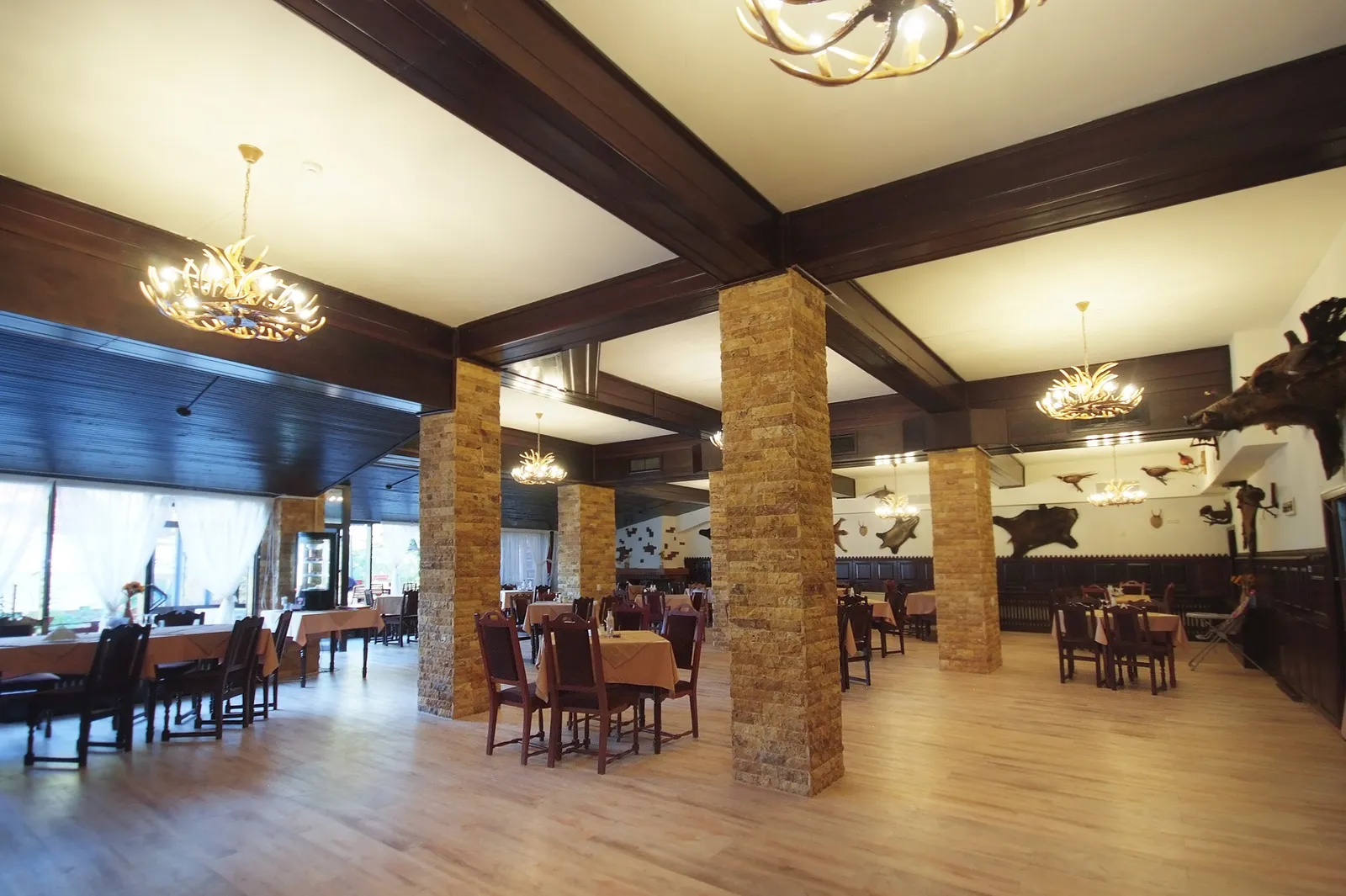 Hotel Dobru - Restaurant — aranjament mese nuntă, Bacau (foto 2)